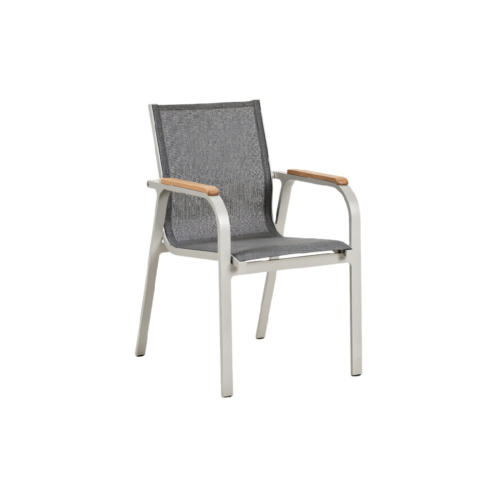 **
**Moderne Tuinstoel met Aluminium Frame en Houten Armleuningen**