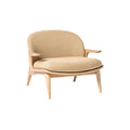 **Moderne fauteuil met houten frame en zachte bekleding**