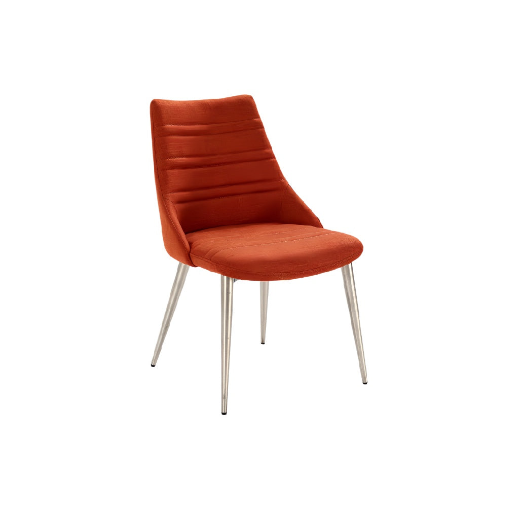 ** Moderne oranje stoffen stoel met metalen poten